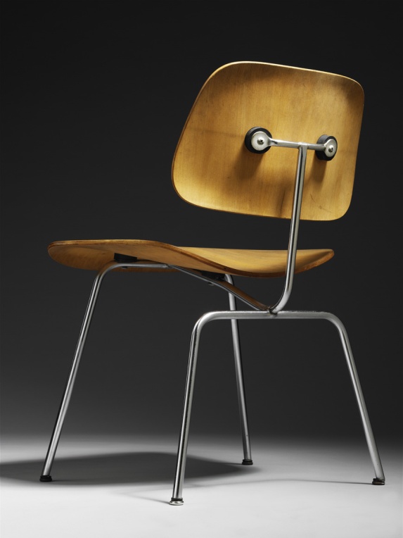 Charles e Ray Eames, DCM chair, 1947 © Eames Office, LLC Evans Products Company - Molded Plywood Division 1947 Moulded plywood, steel and rubber